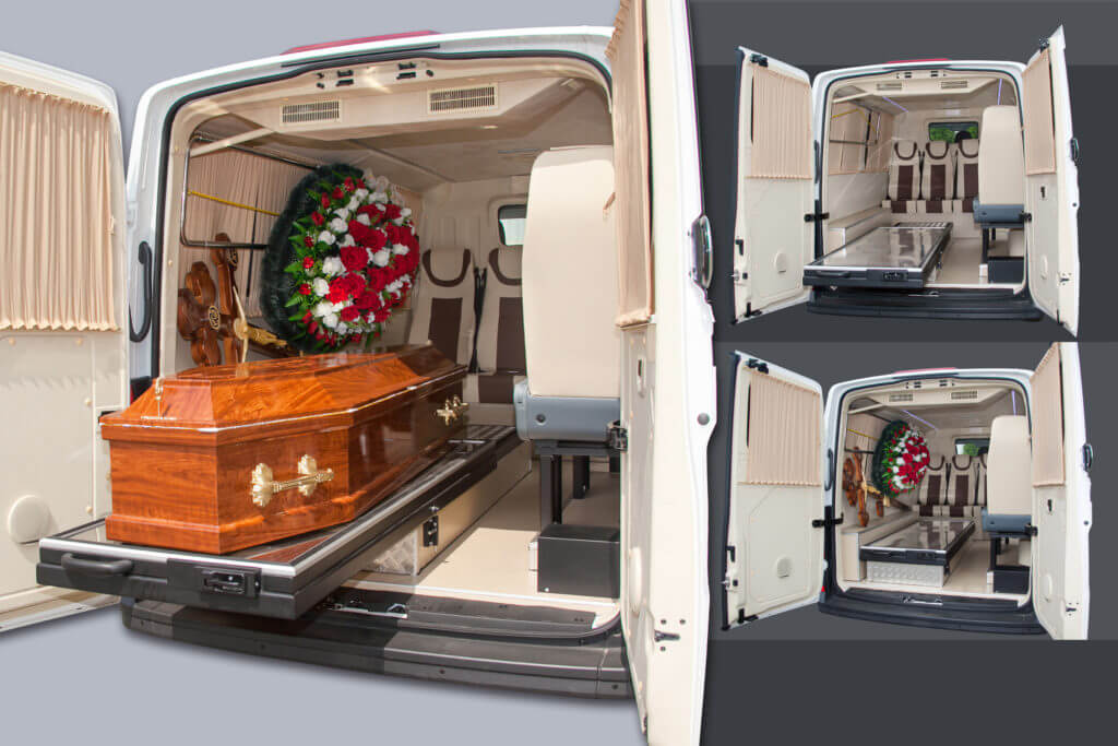 Стройная модель позирует в похоронной катафалке